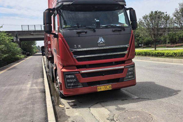 good Sinotruk HOWO TH7 heavy-duty truck, 540 hp, 6x4 AMT automatic transmission, dual-drive, used MAN tractor truck