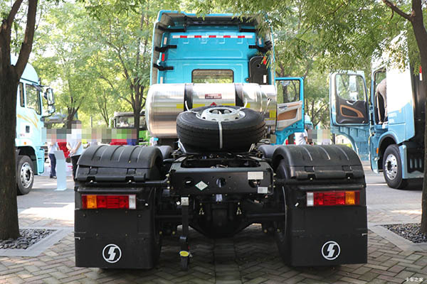 Shacma Cummins Longxiao Lightweight Classic Edition 500HP 6X4 LNG Tractor for sale