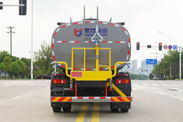 Dongfeng Liuzhou Motor New Chenglong M3 200HP 4X2 Green Sprayer for sale
