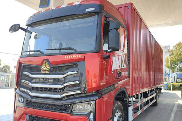 good Used Sinotruk HOWO MAX 290HP 4X2 9.6m Single-Axle Van Truck