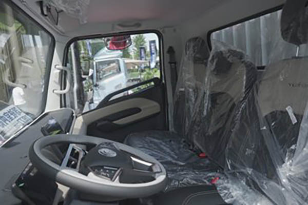 sale Yutong T6 Light Truck, Air Brake, 4.2m Single-Row Pure Electric Van, 155.332kWh
