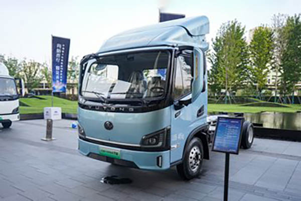 Yutong T6 Light Truck, Air Brake, 4.2m Single-Row Pure Electric Sidewalk Light Truck, Shenlan 155.332kWh for sale