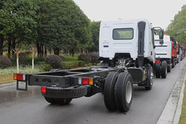 Dongfeng Liuzhou Motor New Chenglong M3 170HP 4X2 Sprinkler Truck Chassis in China