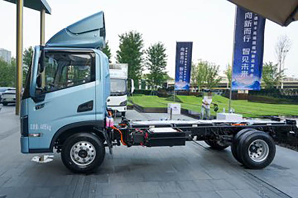 sale Yutong T6 Light Truck, Air Brake, 4.2m Single-Row Pure Electric Sidewalk Light Truck, Shenlan 155.332kWh