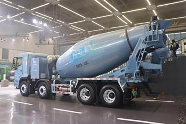 Yutong Heavy Truck 8X4 7.5 cubic meter pure electric concrete mixer truck in China