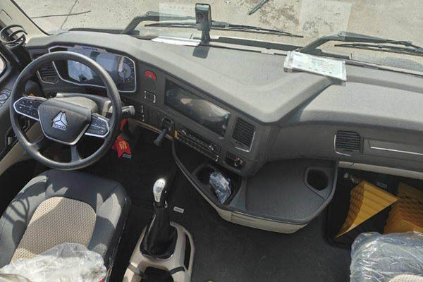 sale Used Sinotruk HOWO MAX 290HP 4X2 9.6m Single-Axle Van Truck