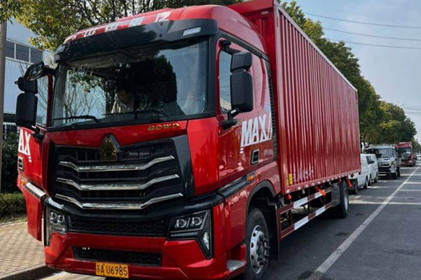 Used Sinotruk HOWO MAX 290HP 4X2 9.6m Single-Axle Van Truck