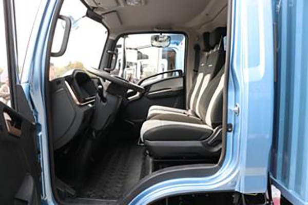 sale Yutong T5 Snow Dragon Edition Light Truck with Air Brakes, 4.08m, Single-Row, Pure Electric Refrigerated Truck, 100.46kWh
