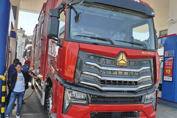 Used Sinotruk HOWO MAX 290HP 4X2 9.6m Single-Axle Van Truck in China