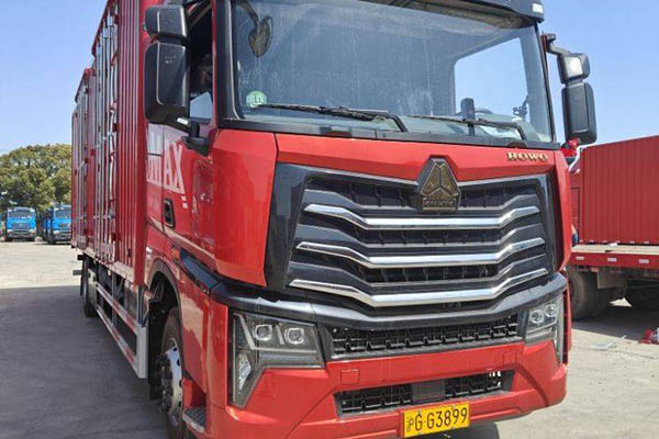Used Sinotruk HOWO MAX 290HP 4X2 9.6m Single-Axle Van Truck for sale