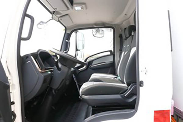 sale Yutong T5 Xuelong Edition 4x2 4.08m single-row pure electric refrigerated truck Shenlan 155kWh