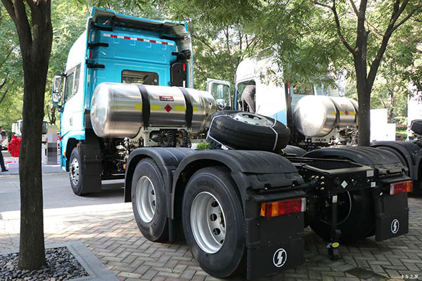 good Shacma Cummins Longxiao Lightweight Classic Edition 500HP 6X4 LNG Tractor