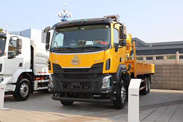 Dongfeng Liuzhou Motor Chenglong H5 270HP 6X4 8.45m Truck-Mounted Crane Transporter
