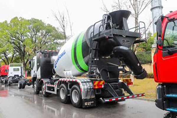 sale Dongfeng Liuzhou Motor Chenglong H5 8x4 pure electric concrete mixer truck 281.91kWh