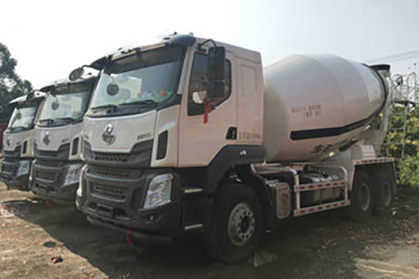 Dongfeng Liuzhou Motor Chenglong H5 350HP 6X4 4.2m3 concrete mixer truck