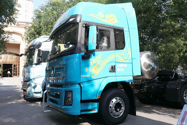 Shacma Cummins Longxiao Lightweight Classic Edition 500HP 6X4 LNG Tractor in China