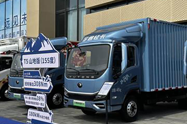Yutong T5 Snow Dragon Edition Light Truck with Air Brakes, 4.08m, Single-Row, Pure Electric Refrigerated Truck, 100.46kWh in China