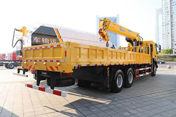 sale Dongfeng Liuzhou Motor Chenglong H5 270HP 6X4 8.45m Truck-Mounted Crane Transporter