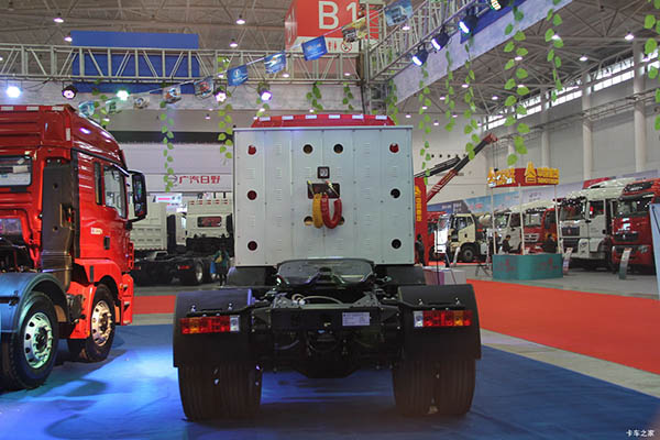 Shacman Delong M3000 336HP 6X2 LNG tractor in China