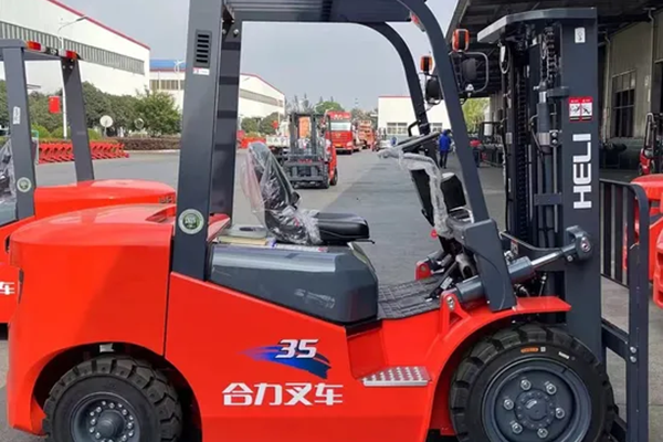 Heli Diesel Forklift 3 Tons Cpcd30 Small Forklift with Side Shift Mini Forklift Truck 3000mm Lifting Height Pneumatic Tire in China