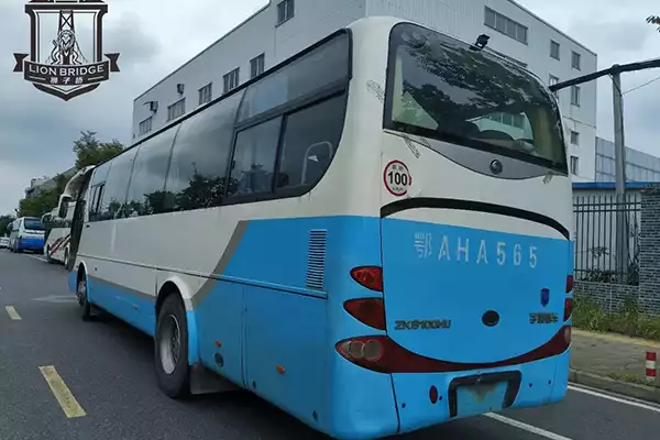 Yutong 6100 002 Blue Used Tourist Bus with Adjustable Luxury Leather Seats in China