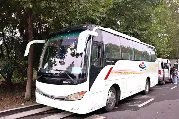 Second Hand Bus Front Engine 24-39 Seats Yutong Coach Bus Zk6879 for sale