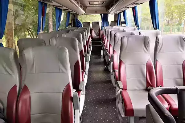Second Hand Bus Front Engine 24-39 Seats Yutong Coach Bus Zk6879 in China