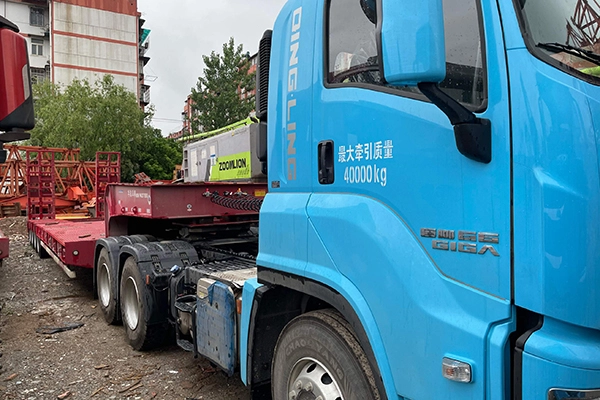 good Isuzu low flatbed semi-trailer