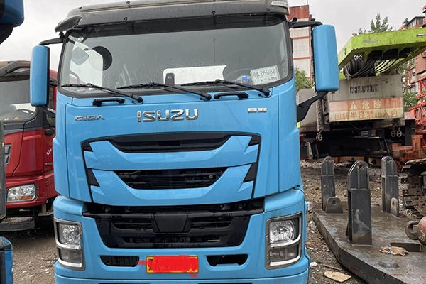 Isuzu low flatbed semi-trailer
