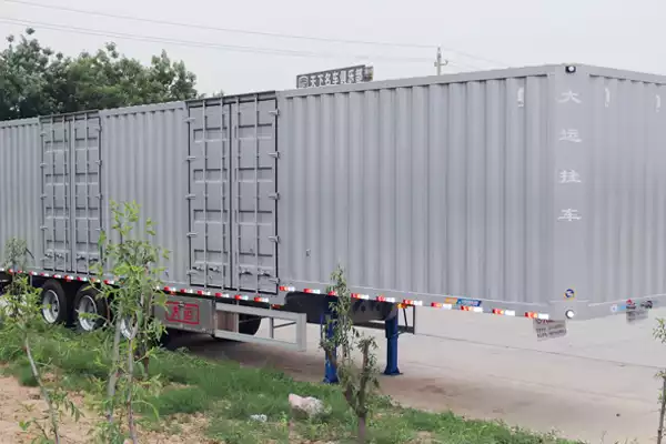 Dayun 13.75-meter box semi-trailer in China