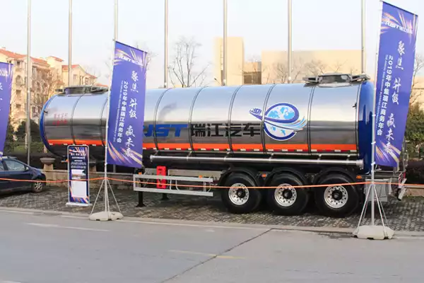 CIMC Ruijiang 43 cubic meter flammable liquid tank semi-trailer