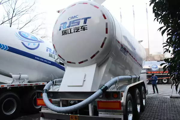 CIMC Ruijiang 33 Fantastic Light II Powder Tank Semi-Trailer in China