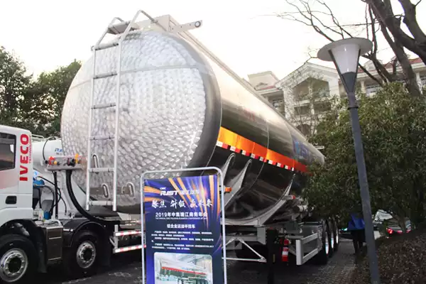 CIMC Ruijiang 44.5 cubic meter aluminum alloy oil tanker semi-trailer for sale