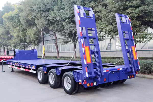 CIMC Huajun 13-meter three-line six-axle high-strength steel low flatbed semi-trailer in China